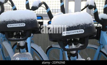 Yinchuan, China. Dezember 2020. Ansicht eines Alipay-Anwendungslogos auf einer von Schnee bedeckten mobike (Station-less Fahrrad-Sharing-System mit Hauptsitz in Peking). Kredit: SOPA Images Limited/Alamy Live Nachrichten Stockfoto