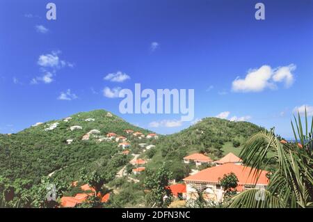 1990er St. Barts (Saint Barthélemy) – Typische Aussicht von den Dutzenden von Hügeln: Rote Dächer, weiße Häuser, blauer Himmel/Wasser ca. 1997 Stockfoto