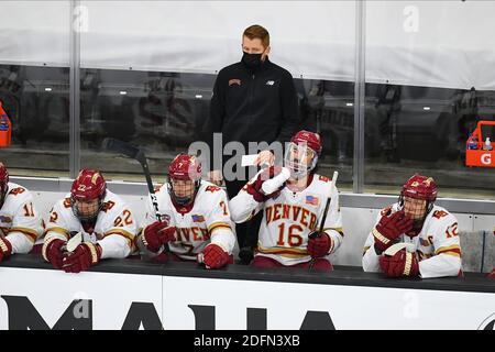 5. Dezember 2020 Denver Pioneers Cheftrainer David Carle beobachtet das Spiel auf dem Eis während eines NCAA D1 Männer-Hockeyspiels zwischen den Huskies der St. Cloud State University und den Pioneers der Denver University in der Baxter Arena in Omaha NE, Heimat des NCHC ''Pod'', wo die ersten 38 .National Collegiate Hockey Conference Spiele unter sicheren Bedingungen gespielt werden, um vor Covid-19 zu schützen. Foto von Russell Hons/CSM Stockfoto