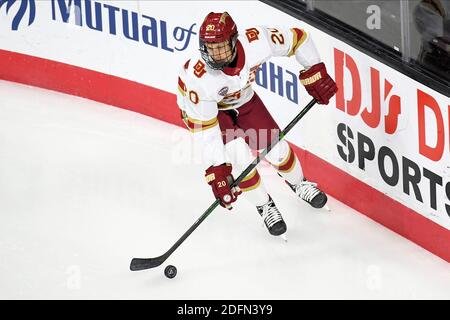 5. Dezember 2020 Denver Pioneers Verteidiger Mike Benning (20) Schlittschuhe mit dem Puck während eines NCAA D1 Männer Hockeyspiels zwischen der St. Cloud State University Huskies und den Denver University Pioneers in der Baxter Arena in Omaha NE, Heimat des NCHC ''Pod'', wo die ersten 38 .National Collegiate Hockey Conference Spiele unter sicheren Bedingungen gespielt werden, um vor Covid-19 zu schützen. Foto von Russell Hons/CSM Stockfoto