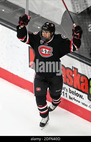 5. Dezember 2020 St. Cloud State Huskies Stürmer Sam Hentges (19) feiert ein Tor während eines NCAA D1 Männer-Hockeyspiels zwischen den St. Cloud State University Huskies und den Denver University Pioneers in der Baxter Arena in Omaha NE, Heimat des NCHC ''Pod'', wo die ersten 38 .National Collegiate Hockey Conference Spiele unter sicheren Bedingungen gespielt werden, um vor Covid-19 zu schützen. Foto von Russell Hons/CSM Stockfoto