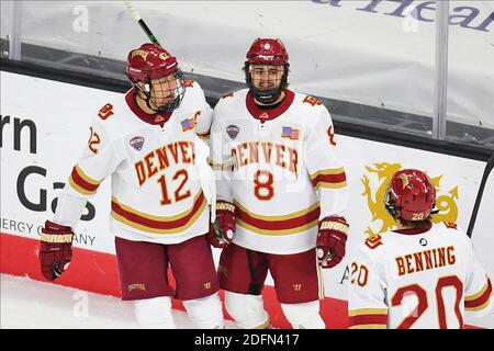 5. Dezember 2020 Denver Pioneers Forward Carter Savoie (8) feiert mit Teamkollegen, nachdem er ein Tor während eines NCAA D1 Männer-Hockeyspiels zwischen den St. Cloud State University Huskies und den Denver University Pioneers in der Baxter Arena in Omaha NE erzielt hat, Heimat des NCHC ''Pod'', wo die ersten 38 .National Collegiate Hockey Conference Spiele unter sicheren Bedingungen gespielt werden, um vor Covid-19 zu schützen. Foto von Russell Hons/CSM Stockfoto