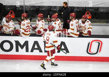 5. Dezember 2020 Denver Pioneers Forward Carter Savoie (8) feiert mit Teamkollegen, nachdem er ein Tor während eines NCAA D1 Männer-Hockeyspiels zwischen den St. Cloud State University Huskies und den Denver University Pioneers in der Baxter Arena in Omaha NE erzielt hat, Heimat des NCHC ''Pod'', wo die ersten 38 .National Collegiate Hockey Conference Spiele unter sicheren Bedingungen gespielt werden, um vor Covid-19 zu schützen. Foto von Russell Hons/CSM. Stockfoto