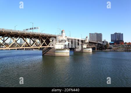 Portland, Stadt der Brücken: Burnside Bridge Stockfoto