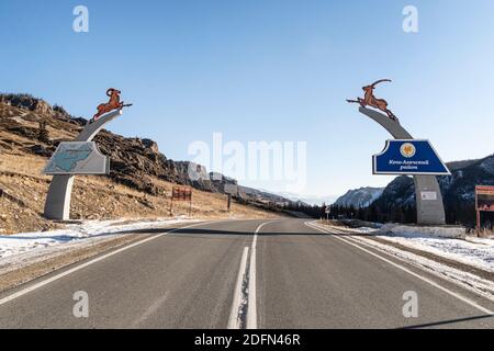 Chujski-Trakt und Chuja-Grat bei den Altai-Bergen. Altai-Republik, Russland. 19. November 2020 Stockfoto