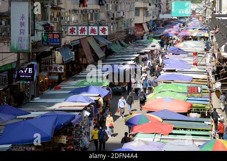 Shopper auf einer lebhaften Marktstraße (Fa Yuen Street 花園街) in Mong Kok, Kowloon, Hongkong, 2020 Stockfoto