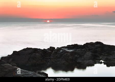 Blick auf das Schwarze Meer, Sozopol, Bulgarien. Wunderschöner, farbenfroher Sonnenaufgang. Stockfoto