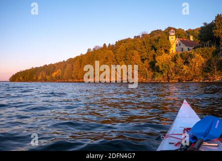 Kajakfahren beim Eagle Bluff Lighthouse, Peninsula State Park, Door County, Wisconsin, USA Stockfoto