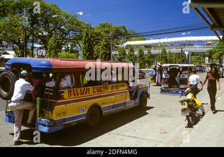 Eine Jeepney-Bushaltestelle auf dem Osmena Boulevard in der Nähe des Fuente Osmena Circle in Cebu City auf der Insel Cebu in der Region Central Visayas auf den Philippinen. Stockfoto