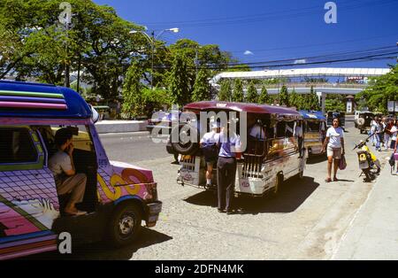 Eine Jeepney-Bushaltestelle auf dem Osmena Boulevard in der Nähe des Fuente Osmena Circle in Cebu City auf der Insel Cebu in der Region Central Visayas auf den Philippinen. Stockfoto