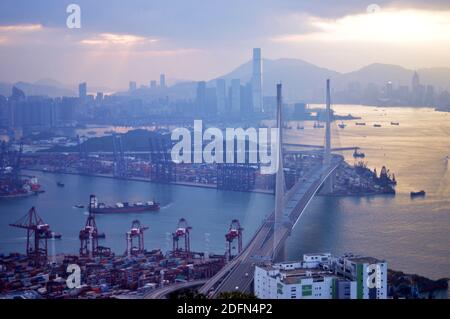 Blick auf Hong Kong Stadtbild nach Sonnenaufgang (Stonecutters Bridge, Kwai Tsing Container Terminals, und Skyline) Stockfoto