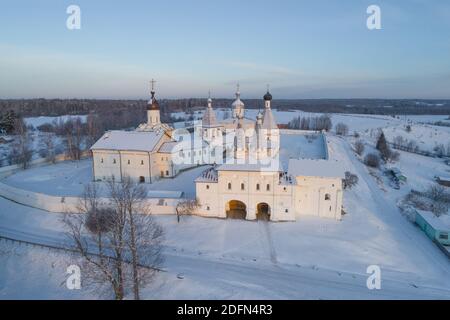 Ferapontow Beloserski Bogoroditse-Roschdestwenski Kloster auf dem frostigen Dezembertag (Luftaufnahmen). Wologda Region, Russland Stockfoto