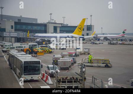 FRANKFURT AM MAIN - 31. DEZEMBER 2014: Düsterer Dezembertag auf dem internationalen Flughafen Frankfurt am Main Stockfoto