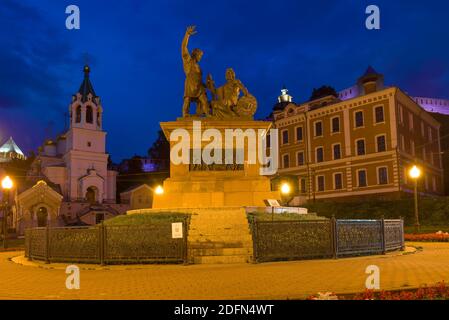 NISCHNI NOWGOROD, RUSSLAND - 28. AUGUST 2020: Blick auf das Denkmal "Bürger Minin und Prinz Poscharski - dankbar Russland" August Abend Stockfoto