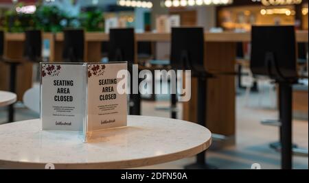 Der Sitzbereich auf dem Schild wurde wegen der Corona-Virus-Lockdown-Maßnahmen auf dem Tisch im Food Court Restaurant geschlossen. Langley BC, Kanada - November 17,2020. Stockfoto