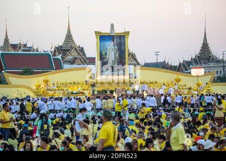 Bangkok, Thailand. Dezember 2020. Ein großes Porträt des verstorbenen thailändischen Königs Bhumibol Adulyadej vor dem Großen Palast in Sanam Luang während einer Zeremonie zur Feier des Geburtstages des verstorbenen thailändischen Königs Bhumibol Adulyadej (Rama 9). Der thailändische König Maha Vajiralongkorn (Rama 10) nahm zusammen mit anderen Mitgliedern der königlichen Familie an der Zeremonie Teil. Kredit: SOPA Images Limited/Alamy Live Nachrichten Stockfoto