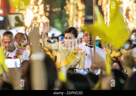 Bangkok, Thailand. Dezember 2020. Thailands Königin Suthida Bajrasudhabimalalakshana winkt vor dem Großen Palast in Sanam Luang bei einer Zeremonie zur Feier des Geburtstages des verstorbenen thailändischen Königs Bhumibol Adulyadej (Rama 9). Der thailändische König Maha Vajiralongkorn (Rama 10) nahm zusammen mit anderen Mitgliedern der königlichen Familie an der Zeremonie Teil. Kredit: SOPA Images Limited/Alamy Live Nachrichten Stockfoto