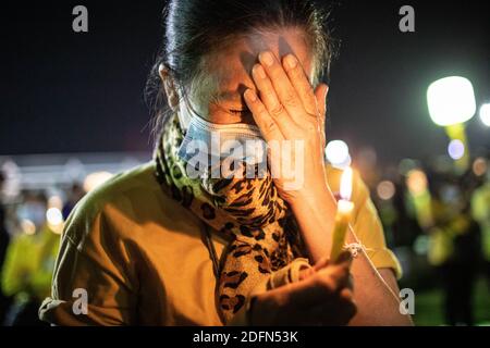 Bangkok, Thailand. Dezember 2020. Ein thailändischer Royalist Anhänger weinen vor dem Großen Palast in Sanam Luang während einer Zeremonie, um den Geburtstag des verstorbenen thailändischen Königs Bhumibol Adulyadej (Rama 9) zu feiern. Der thailändische König Maha Vajiralongkorn (Rama 10) nahm zusammen mit anderen Mitgliedern der königlichen Familie an der Zeremonie Teil. Kredit: SOPA Images Limited/Alamy Live Nachrichten Stockfoto