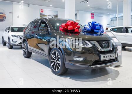 SANKT PETERSBURG, RUSSLAND - 09. JULI 2019: Neuer verkaufter Nissan X-Trail im Autohaus Stockfoto