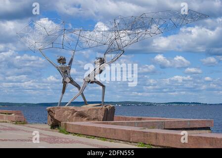 PETROSAWODSK, RUSSLAND - 12. JUNI 2020: Skulptur "Fischer" am Ufer des Onega Sees an einem Juni Nachmittag Stockfoto