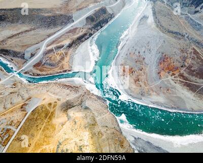 Erstaunliche Panoramablick auf Zusammenfluss schöne Bergflüsse Chuya Katun. Panorama wunderschöne malerische beliebte Hochländer. Kunstbild, friedliches Chuy Stockfoto