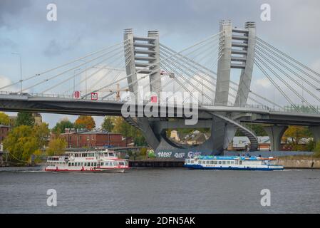 ST. PETERSBURG, RUSSLAND - 05. OKTOBER 2019: Wanderschiffe unter der Betancourt-Brücke am Wolkentag im Oktober Stockfoto