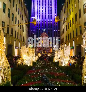 Rockefeller Center Weihnachtsbaum und Weihnachtsdekoration am Rockefeller Plaza vor dem Rockefeller Building in New York City. Stockfoto