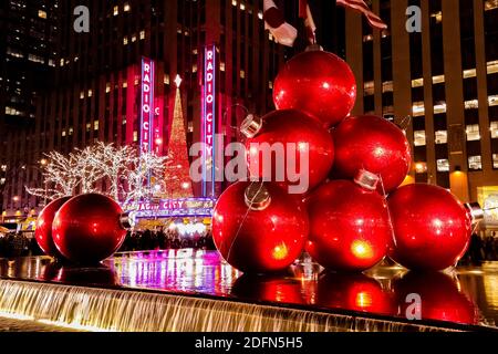Weihnachtsdekoration in New York City mit Radio City Music Hall Weihnachtsbaum im Hintergrund. New York, USA. Stockfoto