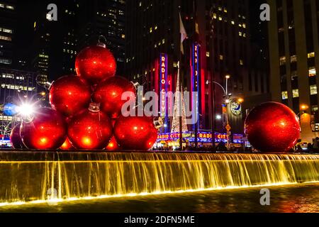 Weihnachtsdekoration in New York City mit Radio City Music Hall Weihnachtsbaum im Hintergrund. New York, USA. Stockfoto