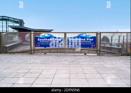 Eingang nach Southend am Seebrücke und der Eisenbahn. Stockfoto