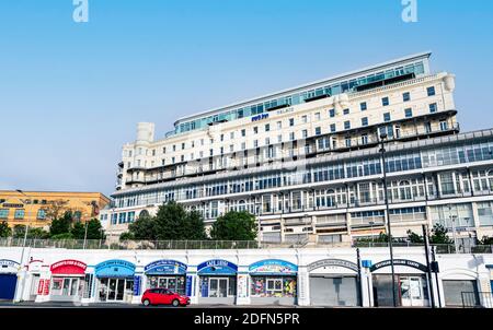 Park Inn Radisson Palace Hotel mit Blick auf das Meer, mit einer Reihe von Cafés unten auf Straßenniveau. Stockfoto