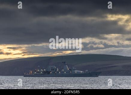 Kinsale, Cork, Irland. Dezember 2020. Marineschiff LÉ Samuel Beckett vor Anker in der Abenddämmerung an einem Winternachmittag in Kinsale Harbour, Co. Cork, Irland. -Credit; David Creedon / Alamy Live News Stockfoto