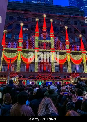 Saks Fifth Avenue Light Show auf der Fifth Avenue direkt vor dem Rockefeller Plaza. (Kultige Weihnachts- und Weihnachtsdekorationen in New York) Stockfoto