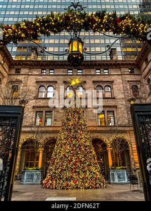 Weihnachtsbaum vor dem Lotte New York Palace Hotel in New York City. Manhattan, New York. Stockfoto