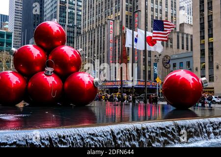 Weihnachtsdekoration in New York City mit Radio City Music Hall Weihnachtsbaum im Hintergrund. New York, USA. Stockfoto