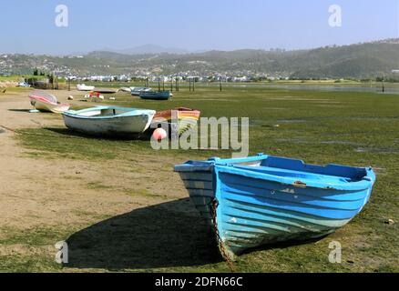 Boote am Strand bei Ebbe Stockfoto