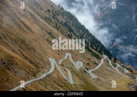 Passstraße im Herbst mit Nebelschwaden, Stilfserjoch, Stilfserjoch, Italien Stockfoto