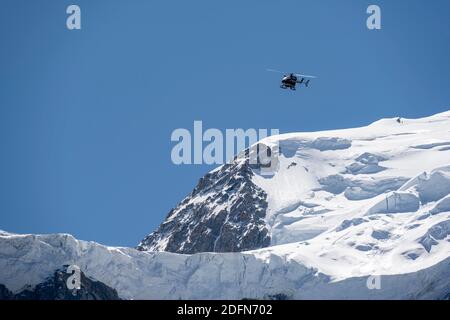 Helikopter fliegt über Gletscher, Bergrettung, Bergrettung, Mont Blanc Massiv, Chamonix, Haute-Savoie, Frankreich Stockfoto