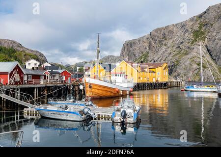 Hafen mit Fischerbooten, Rorbu Hütten, historisches Fischerdorf Nusfjord, Lofoten, Nordland, Norwegen Stockfoto