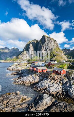 Rorbuer Fischerhütten am Fjord, Hamnoy, Reinefjord mit Bergen im Hintergrund, reine, Lofoten, Norwegen Stockfoto
