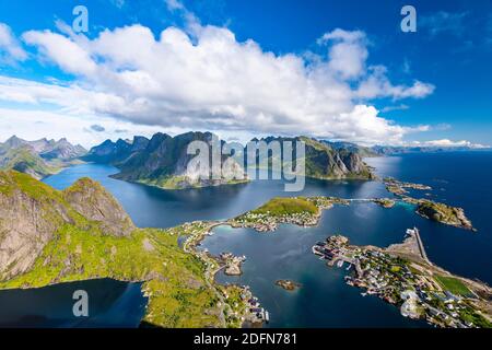 Blick vom Reinebringen auf das Fischerdorf reine, Fjord mit Inseln und Bergen, Reinefjord, Lofoten, Norwegen Stockfoto