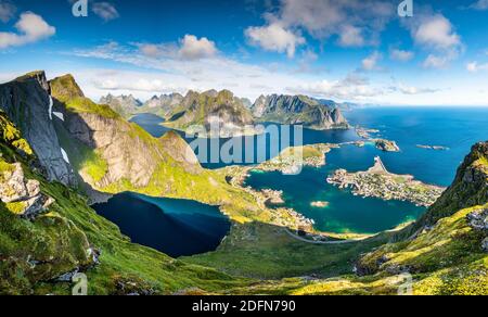 Blick vom Reinebringen auf das Fischerdorf reine, Fjord mit Inseln und Bergen, Reinefjord, Lofoten, Norwegen Stockfoto