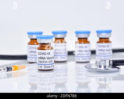 Neuartige Coronavirus COVID-19 mRNA-Impffläschchen. Illustratives Bild nicht das eigentliche Produkt Stockfoto