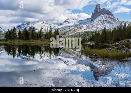 Monte Pelmo spiegelt sich im Bergsee Lago Federa, Dolomiten, Provinz Trentino, Italien Stockfoto