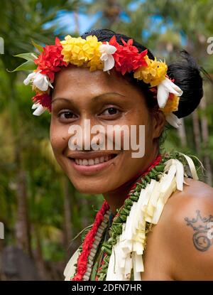 Junge lächelnde lokale Frau mit traditionellen Blumenschmuck, Kopfschmuck, Porträt, Caroline Islands, Südsee, Pazifik, Yap Island, Mikronesien Stockfoto