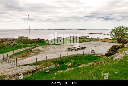 Ein Picknickplatz mit Bänken und Holztisch im historischen Fjoloy Fort, Rennesoy kommune, Stavanger, Norwegen, Mai 2018 Stockfoto