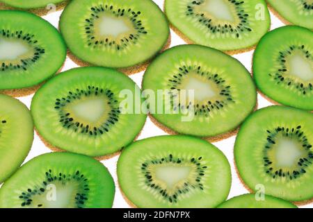 In Scheiben geschnittene Stachelbeere ( Actinidia chinensis, Actinidia), Kiwi-Frucht Stockfoto