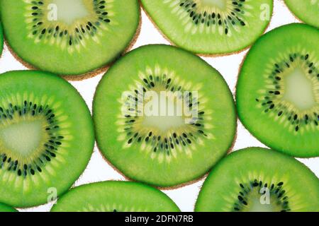 In Scheiben geschnittene Stachelbeere ( Actinidia chinensis, Actinidia), Kiwi-Frucht Stockfoto