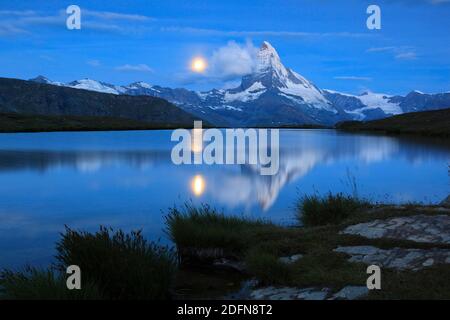 Matterhorn und Bergsee, Stellisee, Wallis, Schweiz, Vollmond Stockfoto