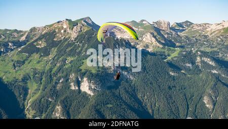 Gleitschirm im Flug vor dem Rofangebirge, Achensee, Tirol, Österreich Stockfoto